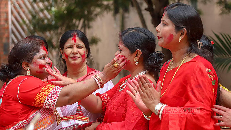 Hindu women partake in ‘Sindur Khela’ at the Dhakeshwari Temple on Sunday, Oct 13, 2024. Photo: Abdullah al Momin