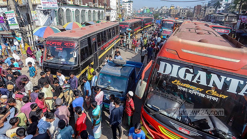 Battery-run rickshaw drivers and owners demonstrate by blocking roads at Kajla in Dhaka’s Jatrabari on Wednesday, Nov 20, 2024. Vehicle movement on the Dhaka-Sylhet Highway was halted at that time. Photo: Abdullah al Momin
