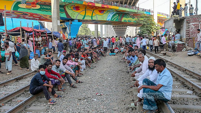 The demonstration blocking the Mohakhali Rail Crossing severed Kamalapur Railway Station from the rest of the country on Thursday, Nov 21, 2024.