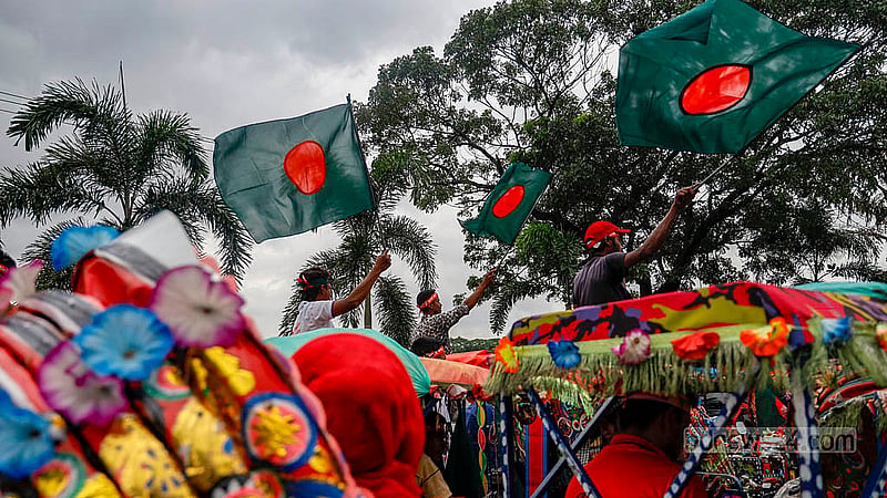 Participants in the rickshaw rally on Manik Mia Avenue carried national flags, paying tribute to the July Uprising. Photo: Mahmud Zaman Ovi