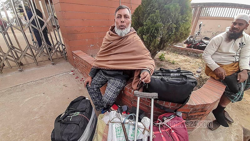 BDR deputy assistant director Hafizur Rahman, imprisoned in an explosives case, waited outside the prison gate for his wife after his release on Thursday, Jan 23, 2025. Photo: Abdullah al Momin