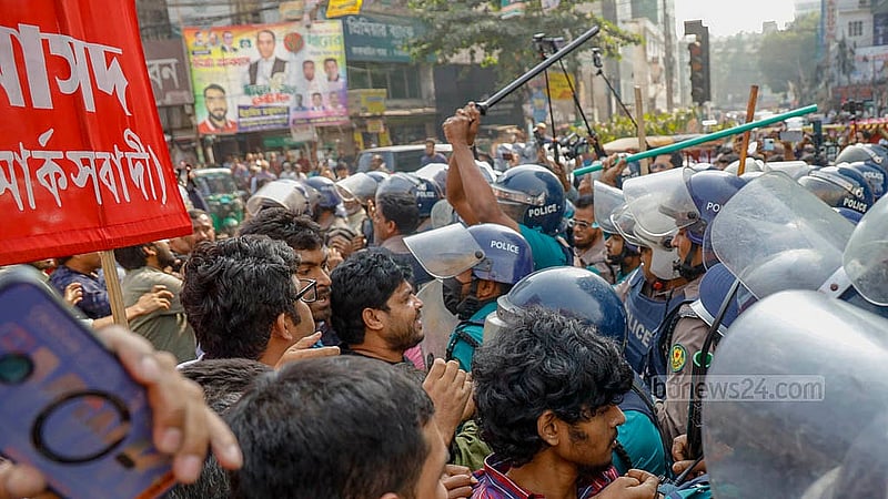 To stop the Left Democratic Alliance's protest march, carried out with slogans, banners, and placards against the handover of port operation responsibilities to foreign operators, police used batons on several individuals. Photo: Mahmud Zaman Ovi