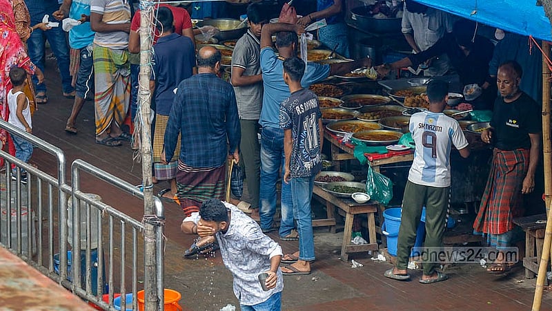Tables and benches have been arranged for customers to sit and eat on the footpath in front of Shaheed Suhrawardy Medical College. Before having their meals, people wash their hands and faces on the side of the road. Photo: Mahmud Zaman Ovi