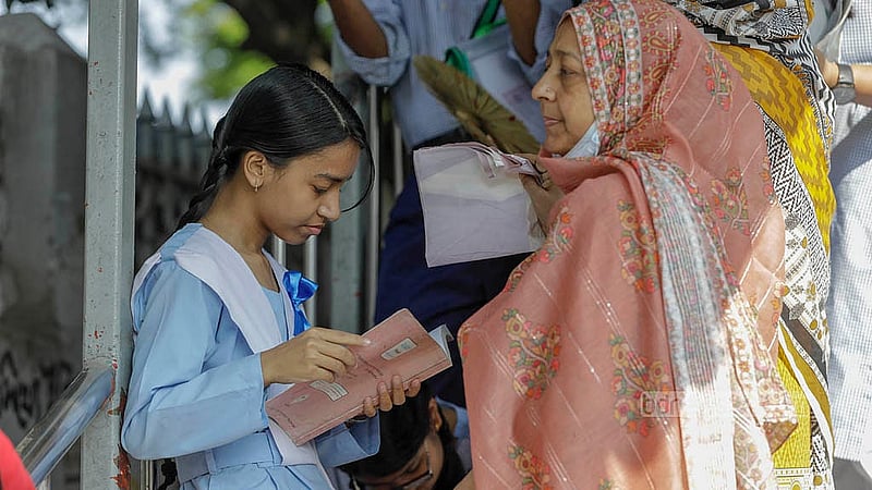 A student glances through her notes one last time outside the exam centre, her mother standing close by on Thursday, Apr 10, 2025. Photo: Mahmud Zaman Ovi