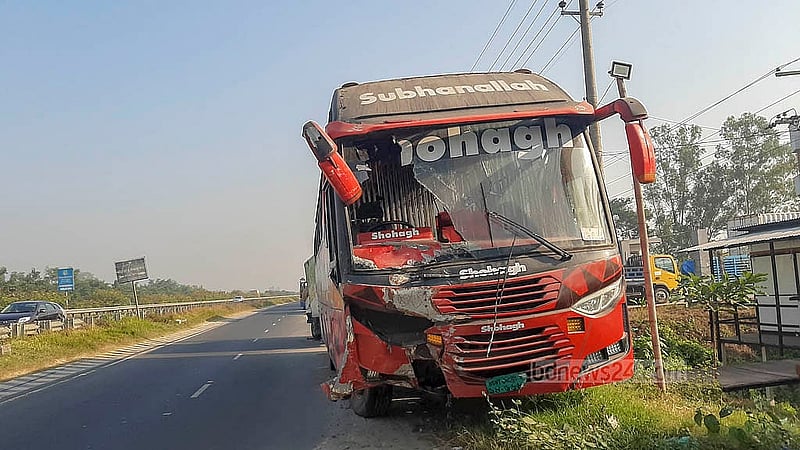 Vehicles damaged in accidents are parked outside the Highway Police Station in the Sirajdikhan area along the Dhaka–Mawa Expressway. Photo: Abdullah Al Momin