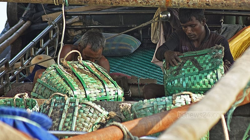 Fishermen repair baskets during a ban on marine fishing. Photo: Suman Babu