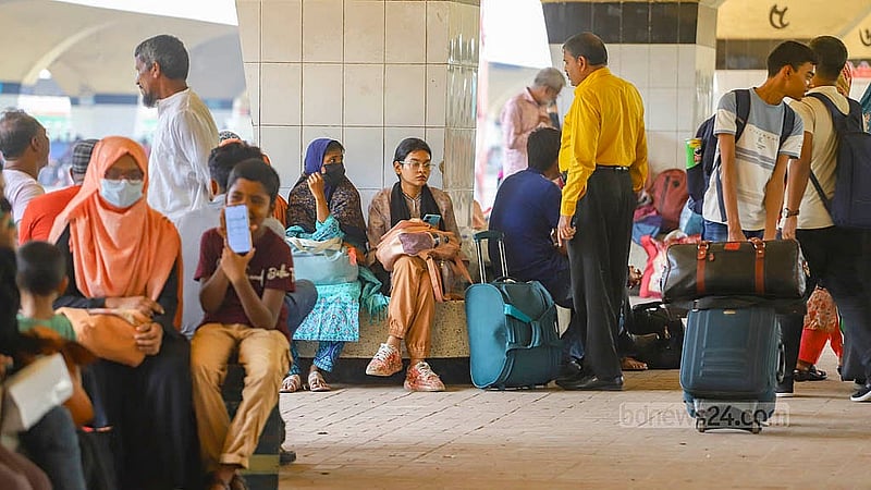 After two derailments in Dhaka over two days, the schedule chaos led to the cancellation of the Jayantika Express and Agnibina Express journeys on Saturday, Oct 26, 2024. Other trains continue to arrive and depart with delays of several hours, stranding many passengers. Photo: Abdullah al Momin