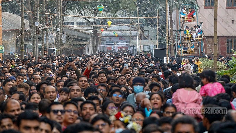 The entrance to the Jagannath Hall grounds of Dhaka University during Saraswati Puja was overflowing with devotees on Friday, Jan 23, 2026. Photo: Mahmud Zaman Ovi