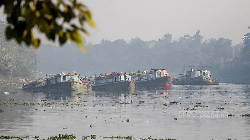 A sand-laden bulkhead gets stranded on a submerged char in the Balu River at Bauler Bazar area in Dhaka’s Demra. The photo was taken at 8:00am on Friday, Jan 10, 2025.  Photo: Abdullah al Momin