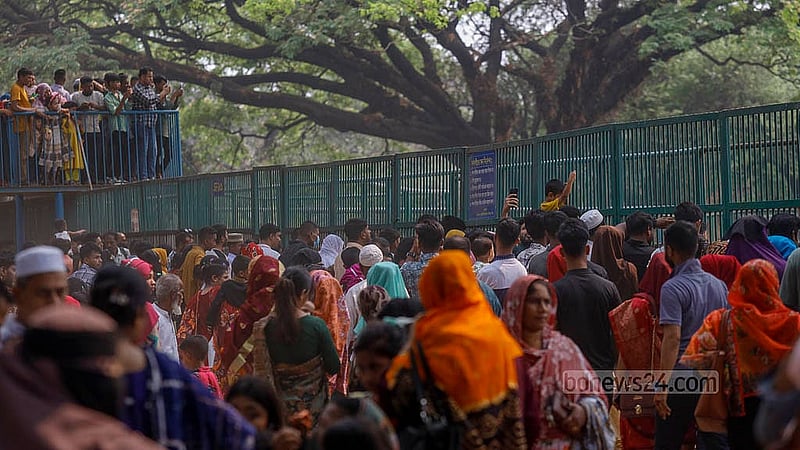 People see giraffes at the National Zoo in Dhaka's Mirpur a day after Eid on Tuesday, Apr 1, 2025. Photo: Mahmud Zaman Ovi