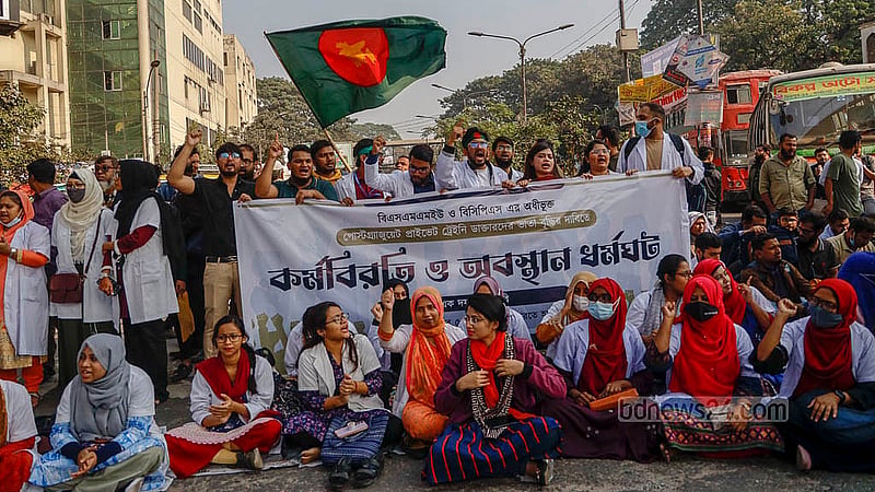 Postgraduate trainee doctors protest at Dhaka’s Shahbagh intersection on Dec 22, 2024, to demand a doubling of their monthly allowance. Photo: Mahmud Zaman Ovi