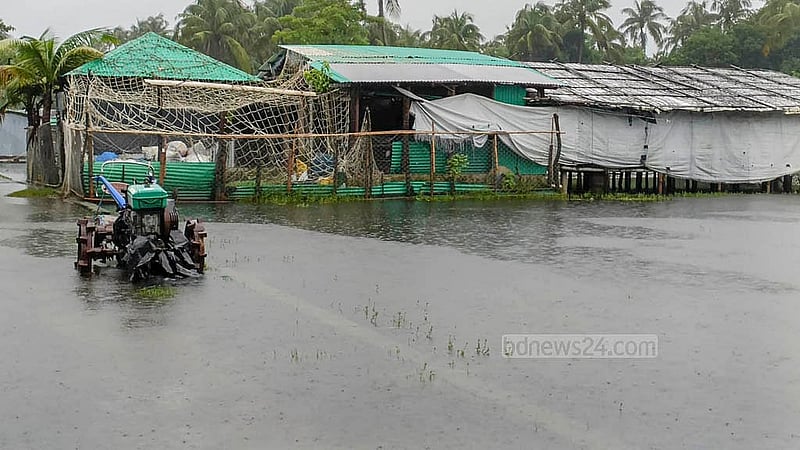 Nearly 50,000 residents from around 70 villages across the Saint Martin’s Island, Hnila, Whykong, Baharchhara, Sabrang, and Teknaf Sadar unions have been marooned due to flooding caused by days of heavy rainfall and hill runoff. Photo: Jashim Mahmud