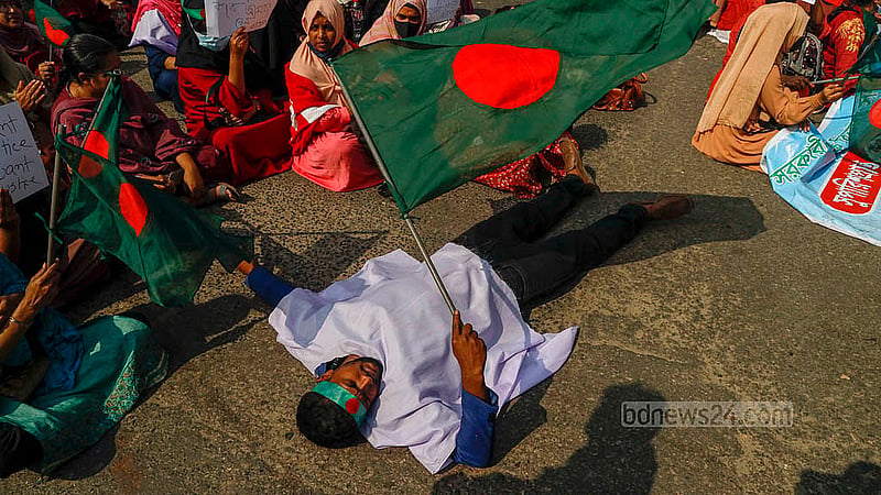 Assistant teachers selected for government primary schools in Dhaka and Chattogram, whose appointment was scrapped by a High Court order, blocked Shahbagh Intersection to demonstrate on Thursday, Feb 13, 2025. Photo: Mahmud Zaman Ovi