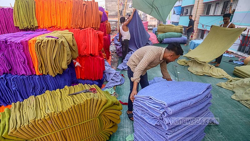 The blanket manufacturing factories in the Signboard area of Narayanganj’s Siddhirganj are preparing for winter. Based on demand, wholesale blankets are sold here for prices ranging from Tk 120 to Tk 1,200 apiece. Photo: Abdullah al Momin