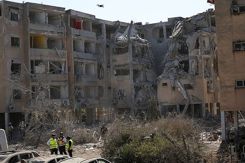Emergency personnel work at an impact site following a missile strike from Iran on Israel, in Holon, Tel Aviv, Israel June 19, 2025. Photo: Reuters