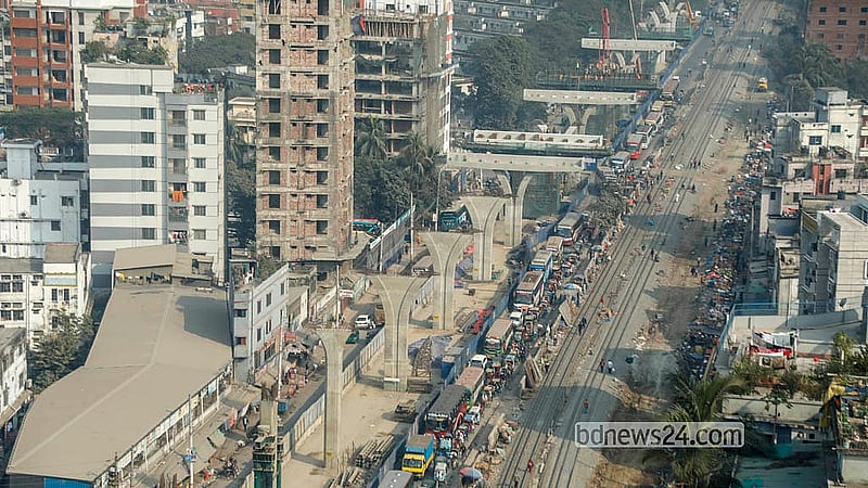 Construction of a pier of the Dhaka Elevated Expressway on the Atish Dipankar Road from Malibagh to Khilgaon is progressing at a rapid pace. Photo: Abdullah Al Momin