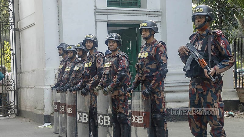 Bangladesh Border Guard (BGB) members are on alert outside the International Crimes Tribunal (ICT) on Monday, Nov 17, 2025, following the verdict in the July Uprising case. Photo: Abdullah Al Momin
