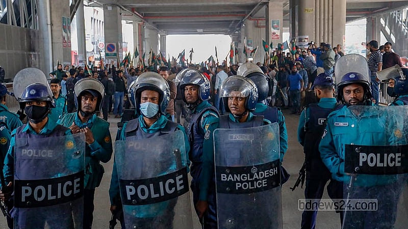 Two opposing groups faced off outside the NCTB building in Motijheel on Wednesday, Jan 15, 2025, exchanging slogans, while police intervened by positioning themselves between the groups. Photo: Mahmud Zaman Ovi