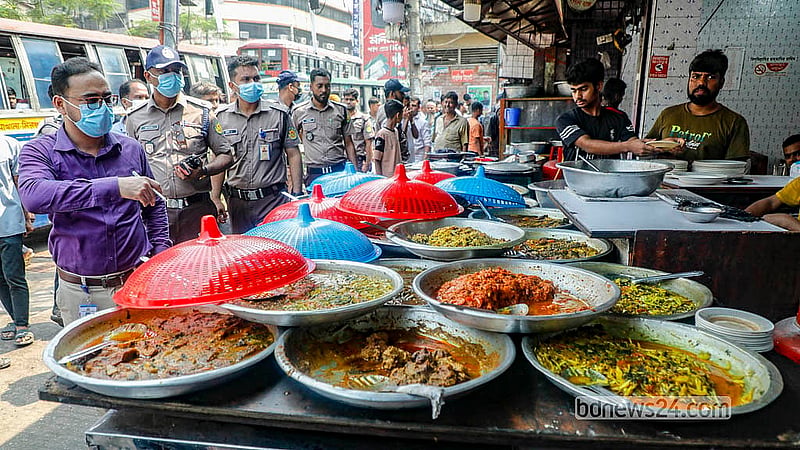 Police conduct a drive to evict makeshift eateries occupying the pavement in the Gulistan-Fulbaria area. Photo: Abdullah al Momin