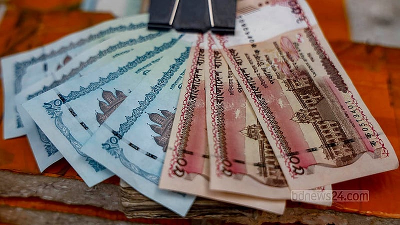 The newly issued notes at the currency note exchange shops in Gulistan include notes of Tk 20, Tk 50, and Tk 1,000 on Wednesday, Jun 4, 2025. Photo: Mahmud Zaman Ovi
