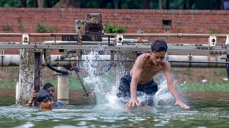 The water at the lake in Zia Udyan dried up to such an extent that the sprinklers at the bottom were visible. Now that the water level has risen, the sprinklers are once again submerged in water. Photo: Mahmud Zaman Ovi