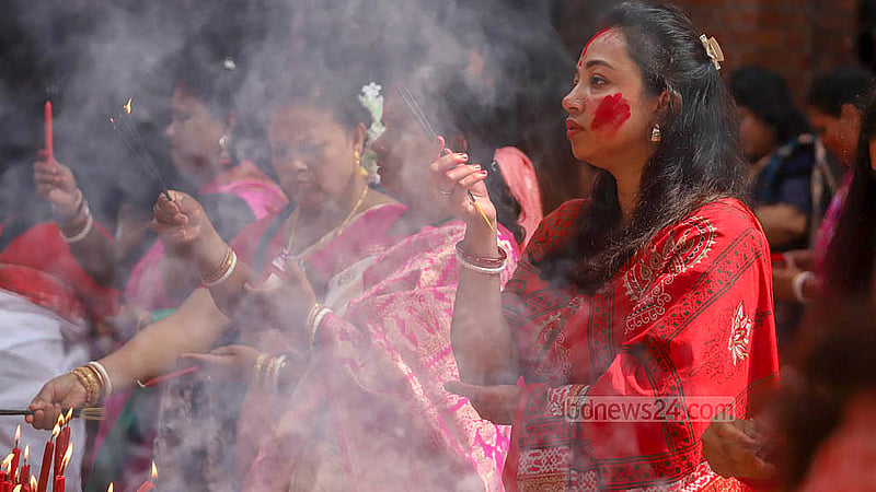 Hindu devotees visit Dhakeshwari Temple on the tenth and final day of Durga Puja on Sunday, Oct 13, 2024. Photo: Abdullah al Momin