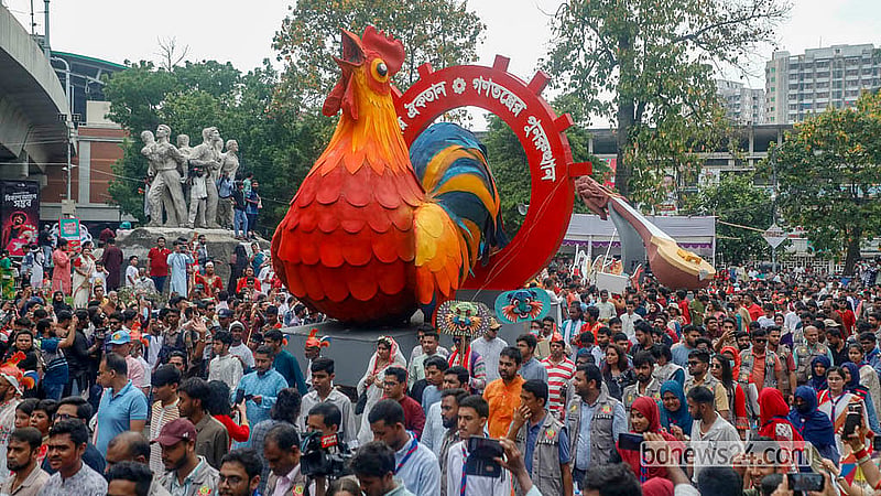 The procession sets off from the Faculty of Fine Arts, moves through key points, including the National Museum intersection, TSC, Doel Chattar and Bangla Academy, and returns to its starting point. Photo: Abdullah Al Momin