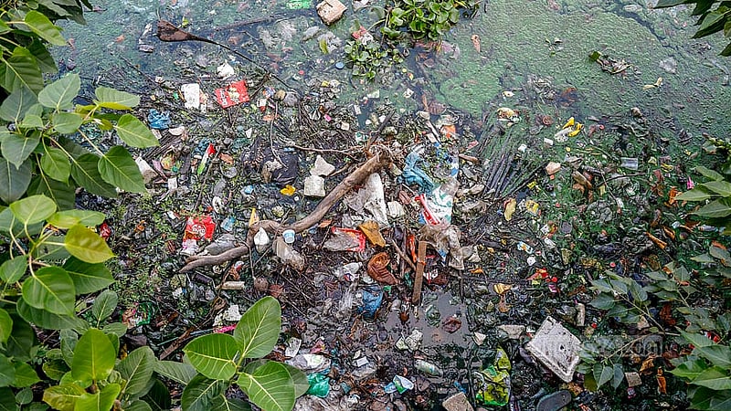 A staircase has been built in the Begunbari section of Hatirjheel in Tejgaon for visitors, but garbage has piled up right in front of it. Photo: Mahmud Zaman Ovi