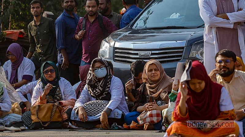 Postgraduate trainee doctors brought traffic to a standstill for several hours as they gathered at Dhaka’s Shahbagh intersection on Sunday, Dec 22, 2024. Photo: Mahmud Zaman Ovi