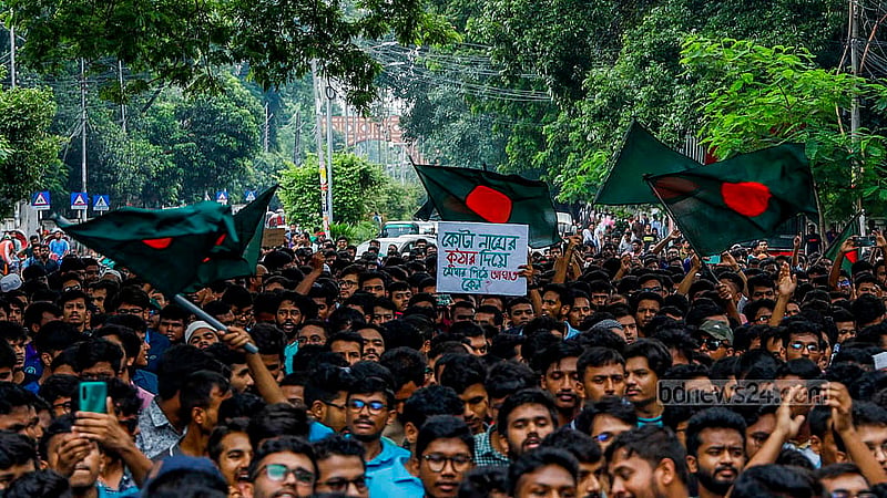 Demonstrators against quotas in government jobs carry the national flag and placards while marching on the Dhaka University campus on Wednesday, Jul 3, 2024. Photo: Mahmud Zaman Ovi