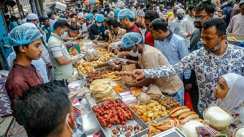 Old Dhaka’s Chawkbazar remains packed on Thursday, Feb 19, 2026, with people arriving from different parts of Dhaka to buy food for Iftar. Photo: Abdullah al Momin