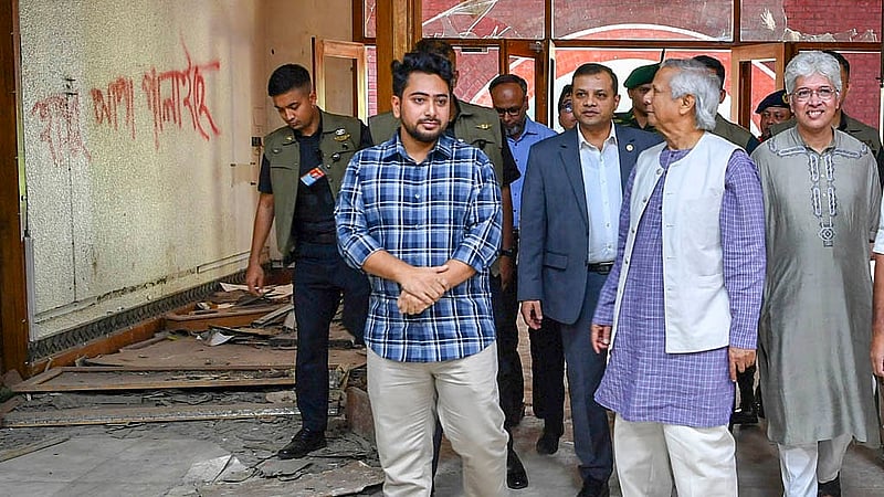 Chief Advisor Muhammad Yunus observes protest writings on the walls inside Ganabhaban. Photo: PID