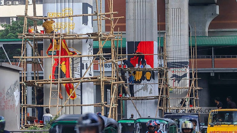 Graffiti of the irregularities, occupation, oppression, corruption, and torture during the “fascist” Awami League government's regime is being painted on the metro rail pillars from Dhaka’s Karwan Bazar to Farmgate on Saturday, Jul 5, 2025. Photo: Abdullah al Momin