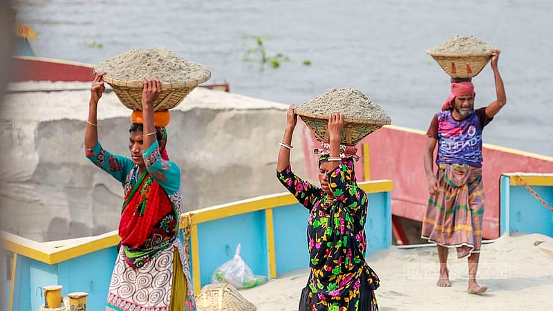 One worker can carry up to 250 sand-filled baskets in a day, earning around Tk 600 for the work. Photo: Muhammad Mostafigur Rahman