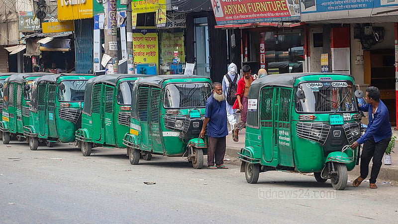 Drivers in a long queue are dragging their cars forward as they have no gas. Photo taken outside a CNG refuelling station in Dhaka’s Rampura East Hajipara on Sunday, Apr 27, 2025. Photo: Abdullah al Momin