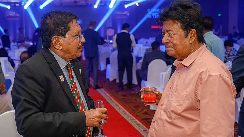 Theatre activist Mamunur Rashid and former Bangladesh National Cricket Team captain and freedom fighter Rakibul Hasan attend an event to mark the 18th anniversary of bdnews24.com.