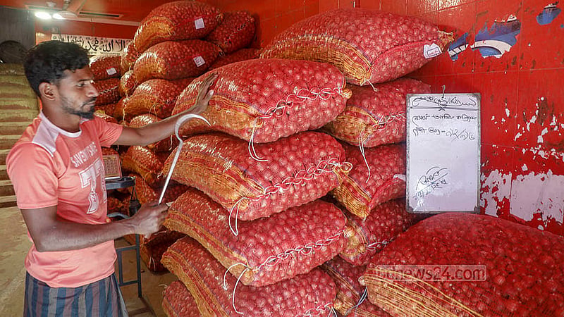 Depending on quality, onions are selling at Tk 85-100 per kg at Farashganj, the largest wholesale market in Dhaka. Photo: Abdullah al Momin
