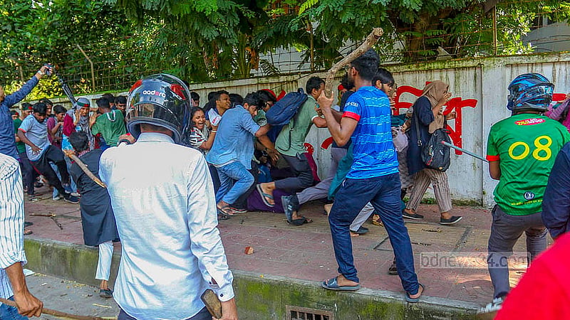 Bangladesh Chhatra League activists beat up anti-freedom fighter quota protesters at Dhaka University’s VC Chattar on Monday, Jul 15, 2024.