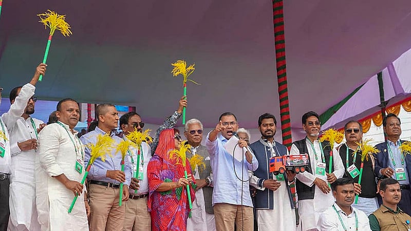 BNP candidates from different constituencies with Tarique Rahman holding sheaves of paddy at the election rally at Bell’s Park field in Barishal on Wednesday, Feb 4, 2026. Photo:BNP Media cell