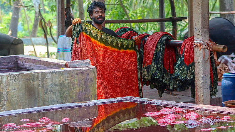 A craftsman dyes cloth at a batik factory in Cumilla’s Komolpur. Photo: Tanvir Dipu