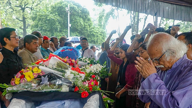Ignoring the rain, people from all walks of life gathered at the Central Shaheed Minar on Saturday, Oct 11, 2025, to pay their respects to the celebrated writer Syed Manzoorul Islam. Photo: Abdullah Al Momin