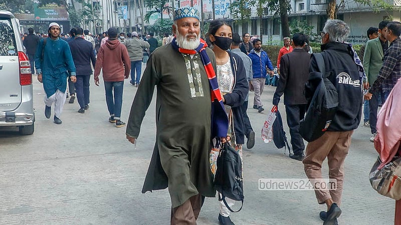 Candidates arrive with family members for the Dhaka University Faculty of Science admission test for the 2025–26 academic year on Saturday, Dec 27, 2025. Photo: Abdullah Al Momin