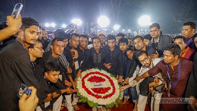 Jatiyatabadi Chhatra Dal, the ruling BNP's student affiliate, lays wreaths at the Central Shaheed Minar on Language Martyrs' Day, Feb 21, 2026.Photo: Mahmud Zaman Ovi
