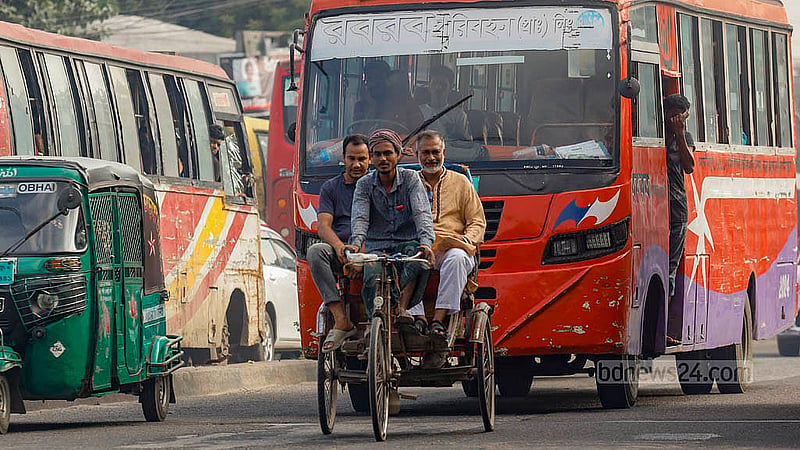 A battery-operated rickshaw is running in front of a bus on the main road in Dhaka’s North Badda, preventing it from moving forward. Photo: Mahmud Zaman Ovi