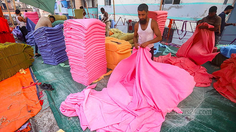 The blanket manufacturing factories in the Signboard area of Narayanganj’s Siddhirganj are preparing for winter. Based on demand, wholesale blankets are sold here for prices ranging from Tk 120 to Tk 1,200 apiece. Photo: Abdullah al Momin