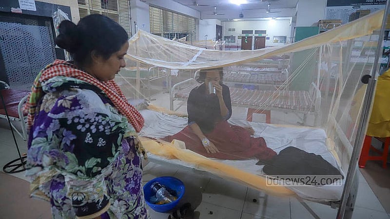 Sumaiya, a resident of South Banasree in Dhaka, has been undergoing treatment for dengue at Mugda General Hospital for four days. Photo: Abdullah al Momin