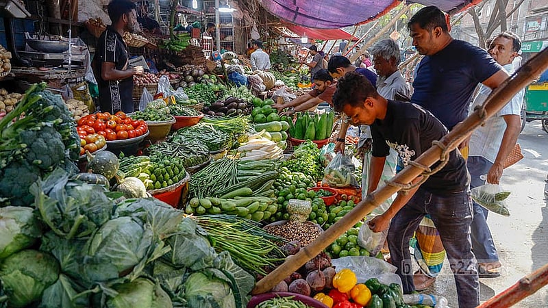 Buyers at Dhaka’s Hatirpool market on Thursday, Feb 19, 2026, said the prices of almost all vegetables were high on the first day of Ramadan. Photo: Mahmud Zaman Ovi