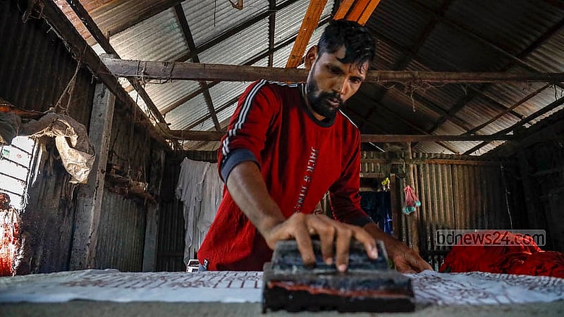 In batik printing, artisans sometimes use a single colour and at other times apply multiple colours. Wax prints are used as moulds before the dyeing process begins. Photo: Mahmud Zaman Ovi