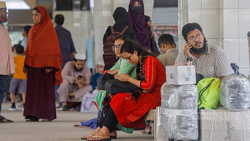 The Panchagarh Express derailed in near Dhaka’s Kamalapur Station around midnight on Thursday, Oct 24, 2024. After the train was recovered, all trains are departing late on Friday, Oct 25, 2024. Passengers at Kamalapur Station appear to have no end in sight for their wait due to the schedule disruptions! Photo: Mahmud Zaman Ovi