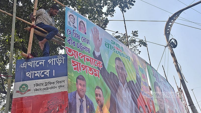 A large billboard rises at the Kazi Deuri intersection in Chattogram to mark the arrival of BNP Chairman Tarique Rahman. Photo: Sumon Babu